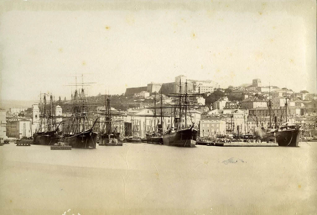 Giuseppe Wulz, Veduta di Trieste dal mare, stampa fotografica, c.1880